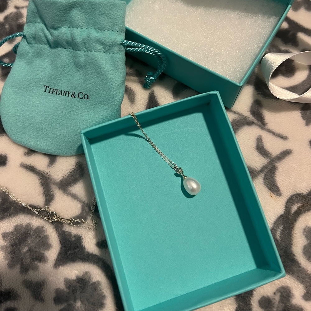 Tiffany's olive leaf pearl necklace